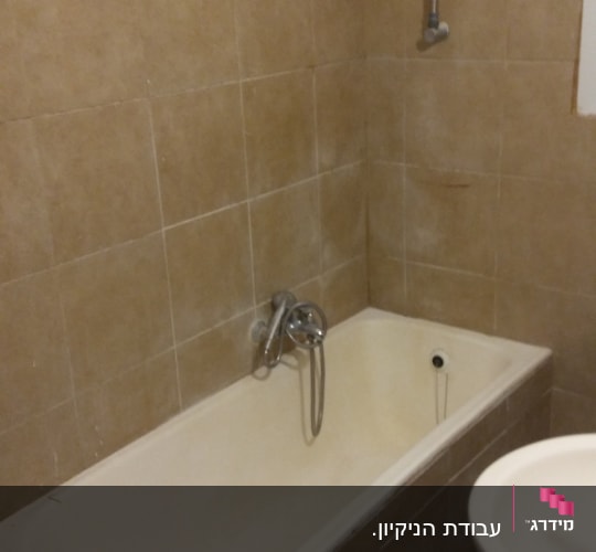 אמבטיה עם כתמי לכלוך על הקירות והאמבטיה